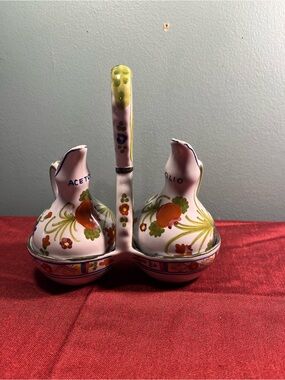 Menage Vinegar Oil Deruta
Ceramics Italy 70s vintage Italian oil and vinegar set